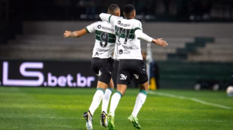 Gustavo Coutinho e Iury Castilho comemoram gol do Coritiba em partida da Série B.