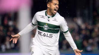 Dellatorre, atacante do Coritiba, comemora gol na vitória sobre o Atlético-GO pela Série B.
