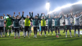 Elenco do Coritiba comemora vitória com a torcida no Couto Pereira.