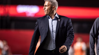 Hernán Crespo, técnico do São Paulo, comemora vitória sobre o Bahia no Brasileirão 2025.