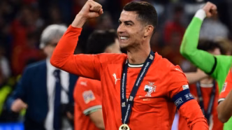 Cristiano Ronaldo comemora com a camisa de Portugal, possível uniforme para a Copa do Mundo.