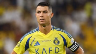 Cristiano Ronaldo em campo pelo Al-Nassr, pronto para o clássico contra o Al-Ittihad.