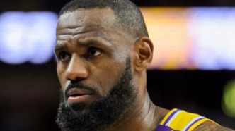 LeBron James em ação pela NBA, representando o Los Angeles Lakers.
