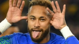 Neymar em ação com a camisa da Seleção Brasileira, com foco em sua atuação tática.