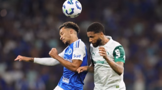Matheus Pereira, do Cruzeiro, em disputa de bola contra o Palmeiras no Mineirão.