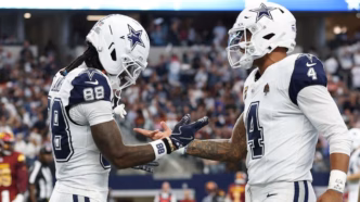 Dak Prescott e CeeDee Lamb em ação pelo Dallas Cowboys, mostrando entrosamento no ataque.