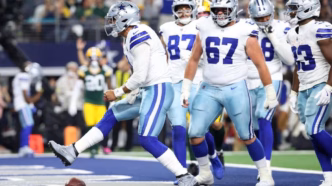 Dak Prescott, quarterback dos Dallas Cowboys, em ação durante uma partida da NFL.