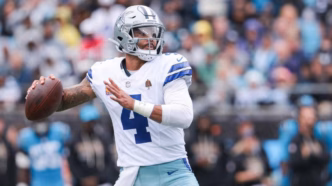 Dak Prescott, quarterback do Dallas Cowboys, em ação durante uma partida da NFL.