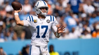 Daniel Jones, quarterback dos Indianapolis Colts, em ação durante uma partida da NFL.