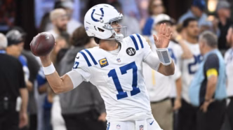 Daniel Jones, quarterback dos Indianapolis Colts, com a bola.