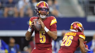 Jayden Daniels, quarterback do Washington Commanders, em ação.