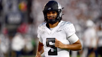 Dante Moore, quarterback, demonstrando precisão em um arremesso.