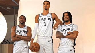 De'Aaron Fox com a camisa do San Antonio Spurs em quadra durante uma partida.