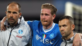 Kevin De Bruyne, jogador do Napoli, em campo durante partida.