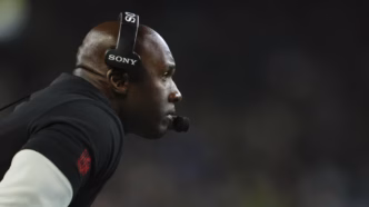 Treinador DeMeco Ryans dos Houston Texans, expressando frustração.