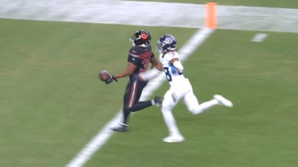 Emari Demercado dos Arizona Cardinals comete o erro de deixar a bola cair antes de cruzar a linha da end zone.