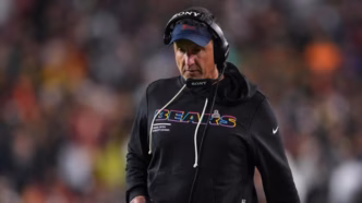 Dennis Allen, coordenador defensivo do Chicago Bears, discursa no vestiário após a vitória sobre os Saints.