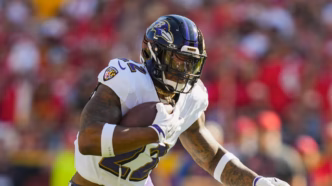 Derrick Henry comemorando um touchdown pelos Baltimore Ravens na NFL.