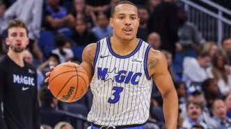 Desmond Bane em ação pelo Orlando Magic com a bola na mão, pronto para arremessar.