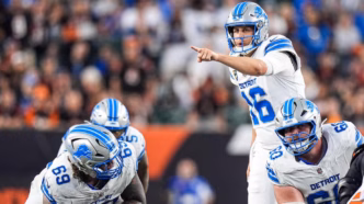 Jogadores do Detroit Lions em campo durante partida da NFL.