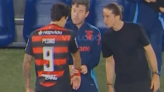 Pedro, Filipe Luís e médico do Flamengo conversam durante partida; atacante sofreu fratura.