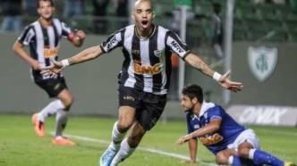 Diego Tardelli, ídolo do Atlético-MG, treinando com o Dendele FC para a Kings League Brasil.