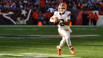 Dillon Gabriel, quarterback do Cleveland Browns, em ação durante partida.
