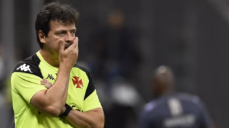 Fernando Diniz, técnico do Vasco, em momento de concentração durante jogo.