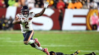DJ Moore, recebedor do Chicago Bears, em campo durante partida.