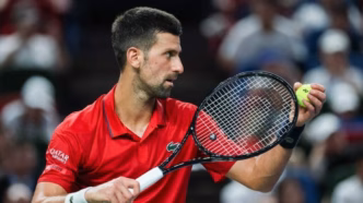 Novak Djokovic jogando no Masters 1000 de Xangai, onde quebrou um recorde de Roger Federer.