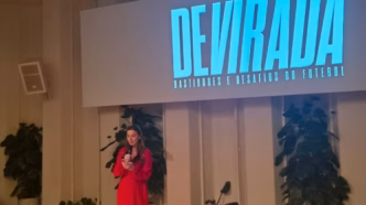 Roberta Fernandes em cena do documentário "De Virada", abordando a importância do protagonismo feminino no futebol.