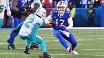 Jogadores do Buffalo Bills comemorando um lance durante a partida.