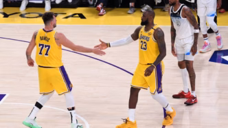 LeBron James e Luka Doncic em quadra pela NBA