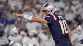 Drake Maye, quarterback do New England Patriots, em ação.
