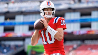 Drake Maye em destaque, demonstrando confiança no pocket durante partida da NFL.