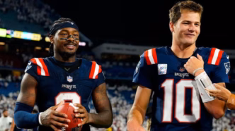 Drake Maye e Stefon Diggs em ação pelo New England Patriots em jogo da NFL.