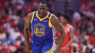 Draymond Green com bola de basquete em quadra, com foco na sua confiança para a temporada dos Warriors.