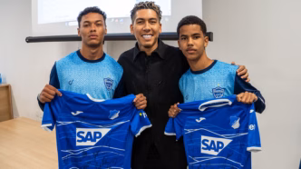 Roberto Firmino visitou o CT do Barra em Santa Catarina.