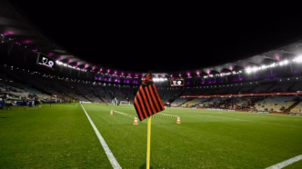 Filipe Luís, técnico do Flamengo, comanda equipe em jogo no Maracanã.