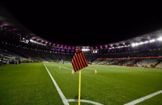 Filipe Luís, técnico do Flamengo, comanda equipe em jogo no Maracanã.