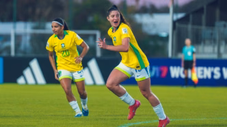 Giovana Iseppe comemora gol do Brasil contra a Costa Rica no Mundial Sub-17 Feminino.