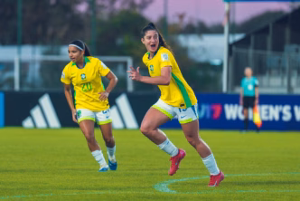 Giovana Iseppe comemora gol do Brasil contra a Costa Rica no Mundial Sub-17 Feminino.