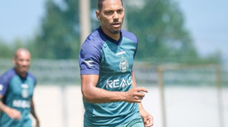 Alex Silva, lateral do Coritiba, em ação durante treino.