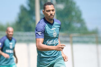 Alex Silva, lateral do Coritiba, em ação durante treino.