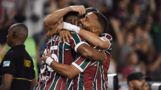 Jogadores do Fluminense comemoram gol em partida contra o Atlético-MG no Maracanã, pela 27ª rodada do Brasileirão 2025.