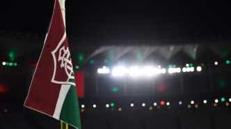 Jogadores do Fluminense em ação no Estádio do Maracanã durante partida do Brasileirão.