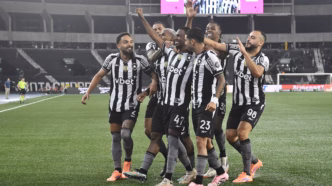 Comemoração de gol do Botafogo contra o Bahia, com destaque para os jogadores em campo.