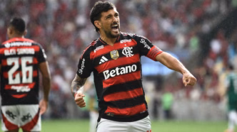 Arrascaeta comemora um gol pelo Flamengo contra o Palmeiras no Maracanã pelo Brasileirão.