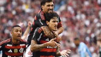 Pedro e Arrascaeta comemoram gol do Flamengo contra o Palmeiras no Brasileirão.