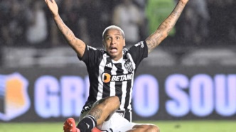 Deyverson em ação durante partida entre Vasco e Atlético-MG, com foco no jogador.